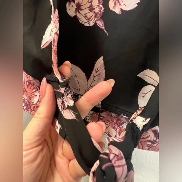 Charlotte Russe floral tie front crop top♥️ - Picture 2 of 4
